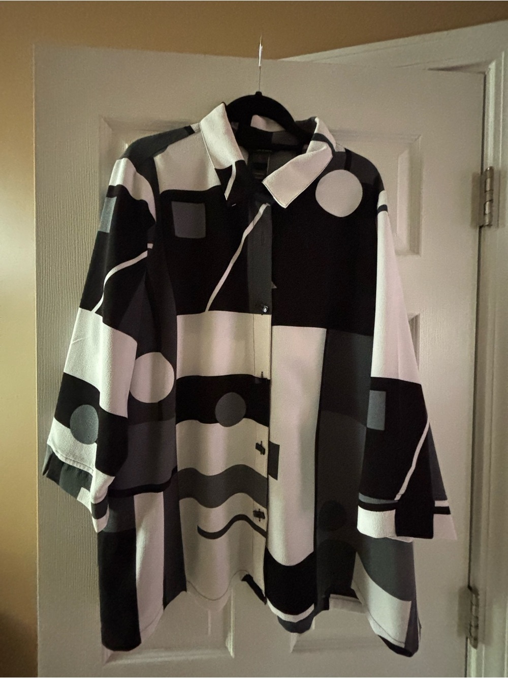 Ali Miles Black & White Geometric Lightweight Shirt
